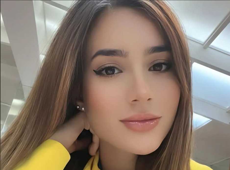 Captivating Moments: Amateur Model's Stunning Photos 142